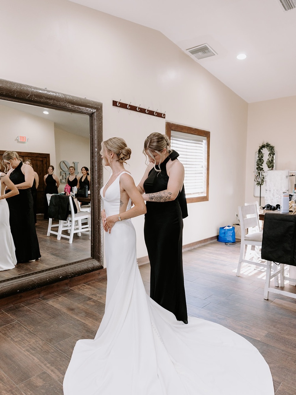 Flynn Serena Wedding dress by Madi Lane , size 8 but fits like a 4 (I’m 5’5)